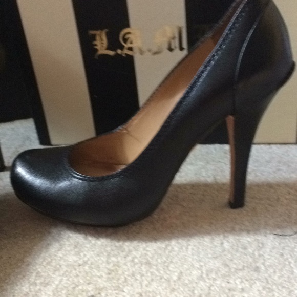 PREOWNED L.A.M.B BLACK LEATHER PUMPS - Picture 2 of 5